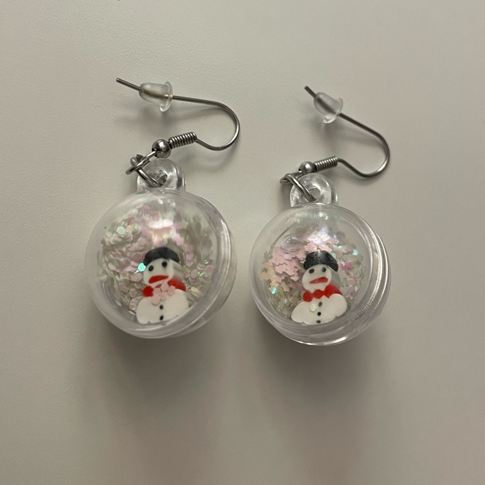 NWOT Claire’s Snowman Globe Earrings
